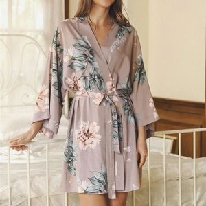 BNWT!✨ Gorgeous Floral Silky Robe! 🤍